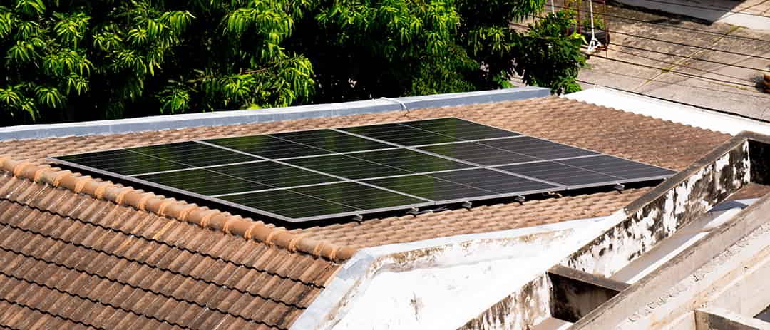 placa solar instalada en el tejado de una vivienda