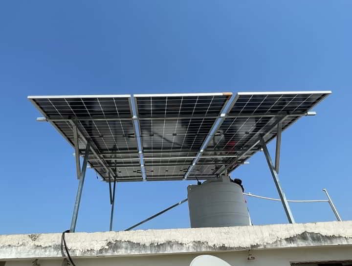 placa solar elevada instalada en lo alto de una terraza