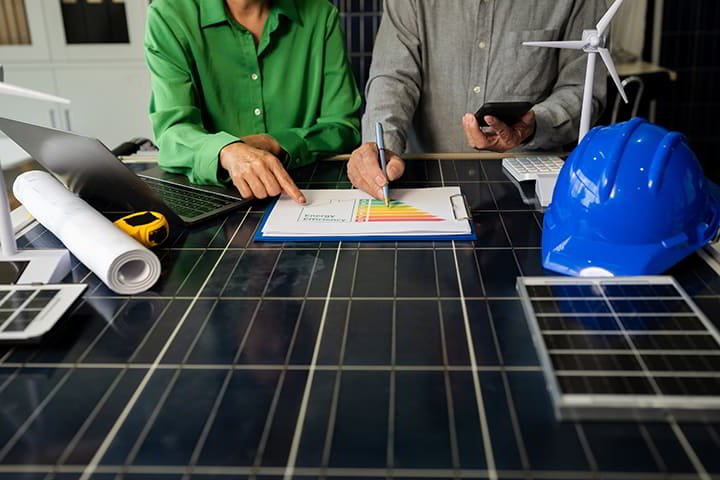 dos personas barajando opciones de instalación fotovoltáica